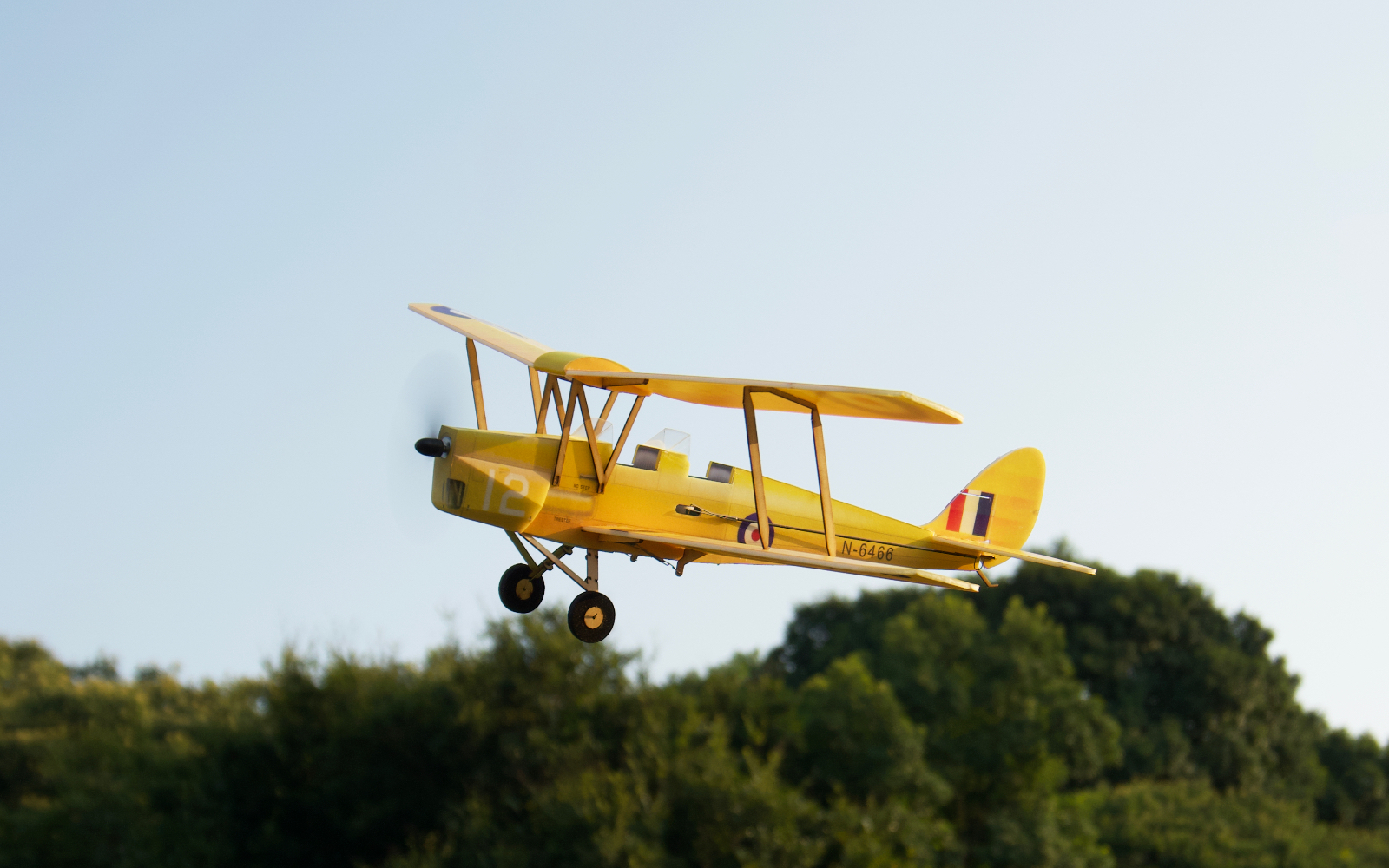 KT-Mikro-Scale-Tigermoth-DH-82A-Bausatz-fuumlr-zweideckiges-RC-Flugzeug-mit-einer-Fluumlgelspannweit-1986694-2